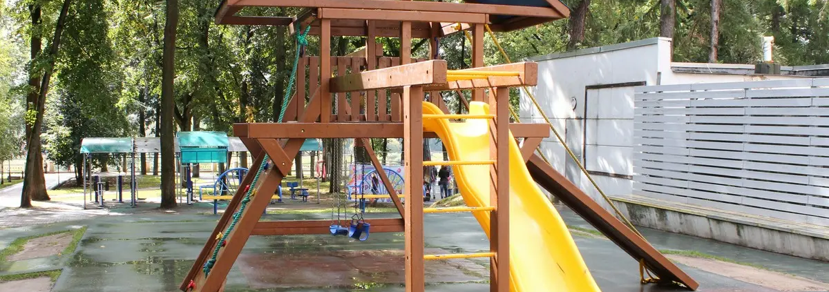 Drewniane huśtawki dla dzieci