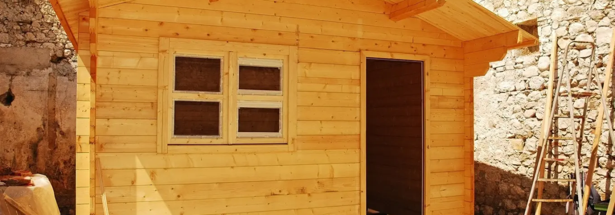 Drewniany domek narzędziowy