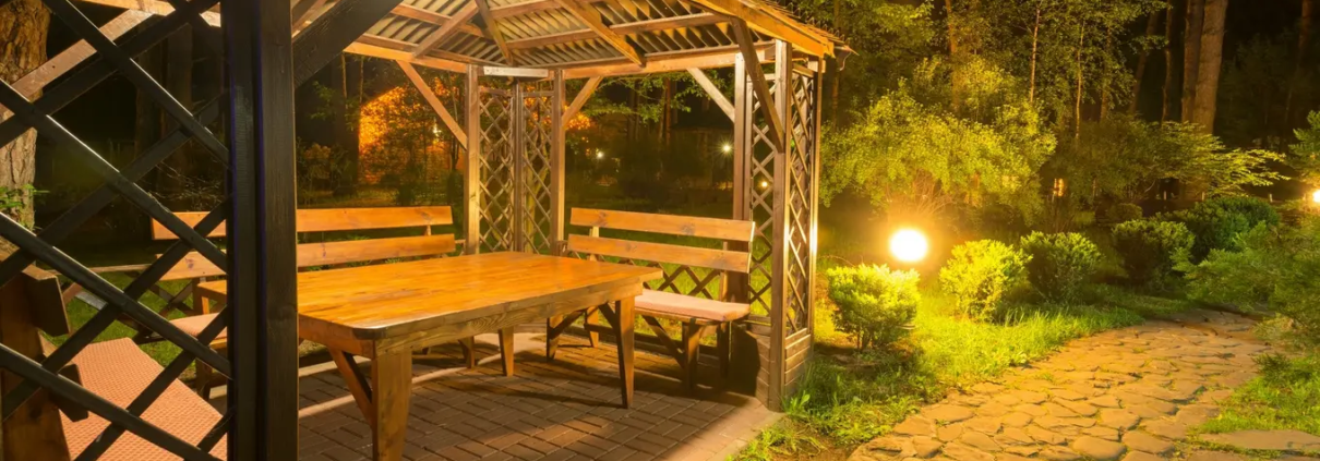 drewniana altanka ogrodowa